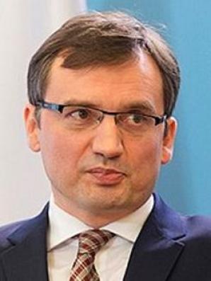 [VIDEO] Czy polskie dziecko to plecak? Tak sugeruje niemiecki sędzia, który wyrzucił dziś z użyciem policji redaktora Patriot24.net z niemieckiego sądu! Czy chce pozostawić polskiego chłopca w Niemczech u prostytutki, której polski Sąd odebrał prawa?