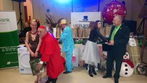 [VIDEO] Charytatywny Bal w Słońsku! Ludzie dobrego serca przeobrazili się w postacie z bajek by wesprzeć rehabilitację nóżki Mikołaja!