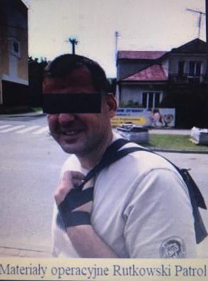 ВІДЕО] Кжиштоф Рутковські представляє портрет замовленого стрільця, який здійснив напад у місті Ломжа в суботу. Сьогодні на прес-конференції він офіційно встановив винагороду в розмірі 10 тисяч євро за допомогу у затриманні правопорушника!