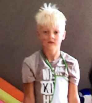 [VIDEO] Koszmar Polki w Holandii. Urzędnicy zabrali jej 3 synów i dali nałogowcowi? Czy Holender Kees Bedeschi, który zaatakował Bożonarodzeniową choinkę i przyznał się do zażywania narkotyków, jest odpowiednim opiekunem dla trójki synów Beaty Olejnik? 