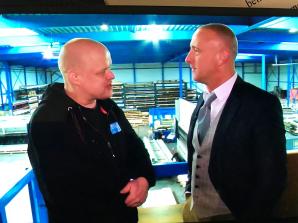 [VIDEO] Koszmar Polki w Holandii. Urzędnicy zabrali jej 3 synów i dali nałogowcowi? Czy Holender Kees Bedeschi, który zaatakował Bożonarodzeniową choinkę i przyznał się do zażywania narkotyków, jest odpowiednim opiekunem dla trójki synów Beaty Olejnik? 