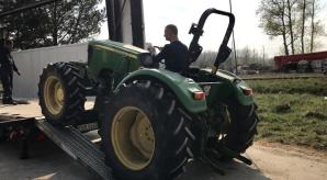 [VIDEO] Zepsuty i okradziony ciągnik wart 600 tysięcy odzyskali rolnicy spod Słupska z warszawskiego parkingu BGŻ BNP PARIBAS. Drugi ciągnik i ładowarkę już wywieźli ze stolicy. Pomoc udręczonym rolnikom zaoferował Jarosław Kaczyński!