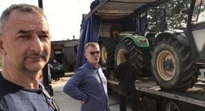 [VIDEO] Zepsuty i okradziony ciągnik wart 600 tysięcy odzyskali rolnicy spod Słupska z warszawskiego parkingu BGŻ BNP PARIBAS. Drugi ciągnik i ładowarkę już wywieźli ze stolicy. Pomoc udręczonym rolnikom zaoferował Jarosław Kaczyński!
