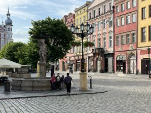 [VIDEO] Psychicznie chory zaatakował w Kłodzku biznesmenkę Bożenę Zalewską! A  policja nie nie dostrzegła „żadnych objawów psychofizycznych” u mężczyzny fałszywie podającego się za policjanta!
