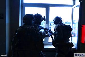 [VIDEO] JAK ODBIĆ ZAKŁADNIKÓW? – ćwiczenia policyjnych kontrterrorystów w warszawskiej Zajezdni