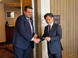 Wiceministrowie Jacek Tomczak i Byung-Nae Yang (ds. handlu, przemysłu i energii) otworzyli wczoraj IV Polsko-Koreańskie Forum Gospodarcze w Seulu