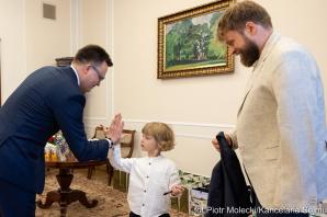 [VIDEO] Dla Ciebie zginął żołnierz, strażak, policjant A DLA MNIE TATA: Otwarcie wystawy pod patronatem Marszałka Sejmu