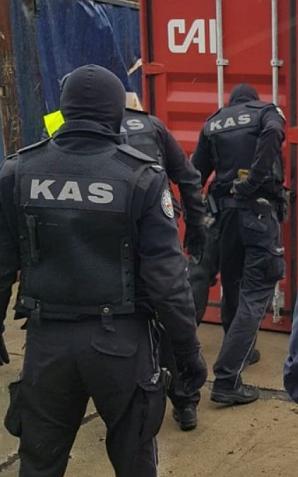 Prawie 10 mln papierosów ukryte było w kontenerze z koszulkami