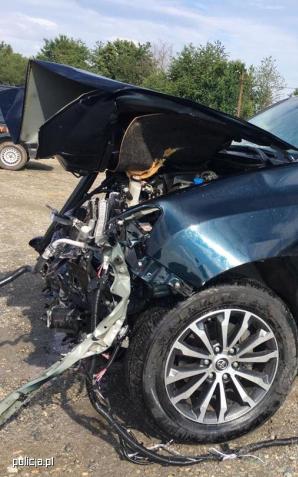 Wjechał osobówką wprost pod szynobus