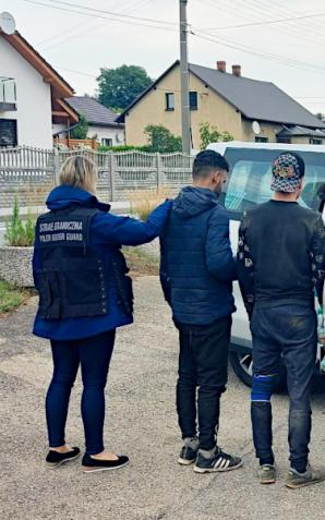 3 obywateli Maroka oraz obywatel Algierii za nielegalne przekroczenie czesko-polskiej granicy państwowej. Przyjechali do Polski ukryci w samochodach ciężarowych