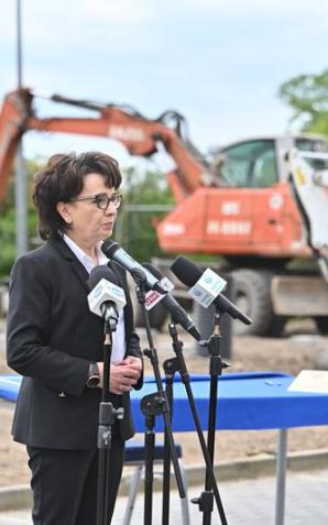 Męcinka - woj. dolnośląskie. Rozpoczęcie budowy posterunku policji z udziałem Marszałek Sejmu