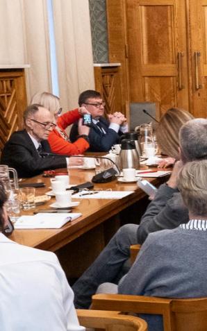 Spotkanie MEN ze związkami zawodowymi w sprawie rozporządzenia płacowego przewidującego rekordowe podwyżki dla nauczycieli