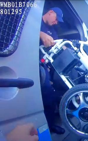 [VIDEO] Pomagamy i chronimy. Policjanci pomogli niepełnosprawnemu, któremu rozładował się wózek inwalidzki