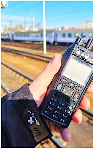 [VIDEO] Wykorzystując system radio-stop, nielegalnie doprowadzał do zatrzymania pociągów. Został zatrzymany i aresztowany na 3 miesiące