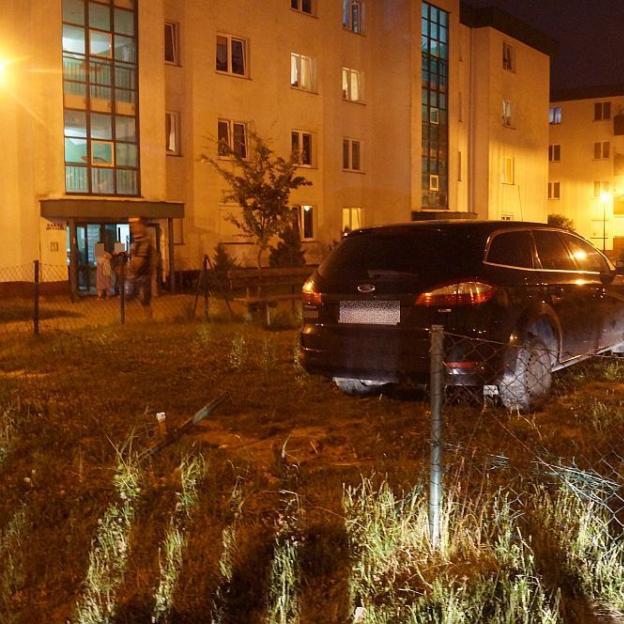 Lublin: Staranował ogrodzenie i wjechał na plac zabaw. Kierujący nie uniknie odpowiedzialności!