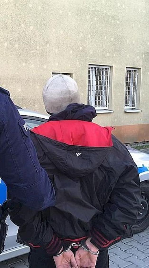 Zatrzymania za oszustwa komunikacyjne - 4 osoby w tym obywatele Białorusi w rękach słupskich policjantów