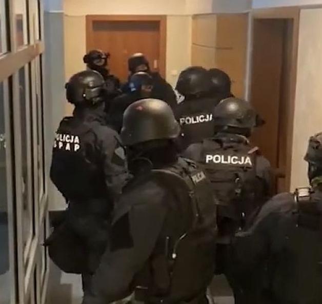 [VIDEO] Zatrzymany 46-latek podejrzewany o kierowanie zorganizowaną grupą przestępczą