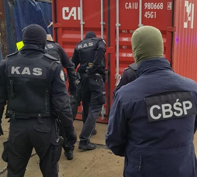 Prawie 10 mln papierosów ukryte było w kontenerze z koszulkami