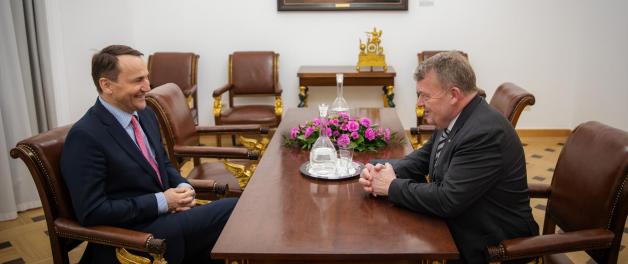 Szef polskiej dyplomacji Radosław Sikorski odbył rozmowy ze swoim duńskim odpowiednikiem Larsem Løkke Rasmussenem, który towarzyszy Jego Królewskiej Mości Fryderykowi X, Królowi Danii