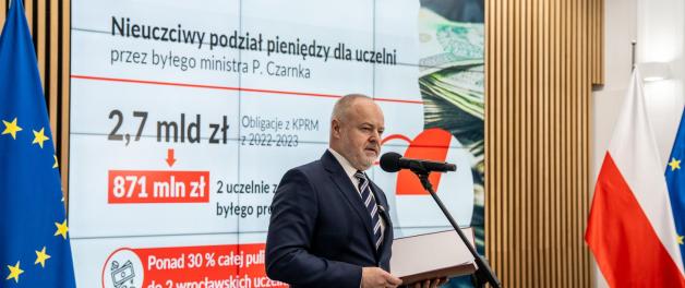 [VIDEO] Wiceminister nauki Marek Gzik na konferencji prasowej o nieuczciwym podziale pieniędzy dla uczelni przez byłego ministra Przemysława Czarnka