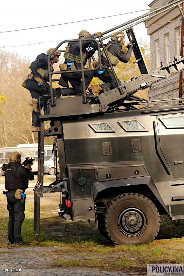 [VIDEO] JAK ODBIĆ ZAKŁADNIKÓW? – ćwiczenia policyjnych kontrterrorystów w warszawskiej Zajezdni